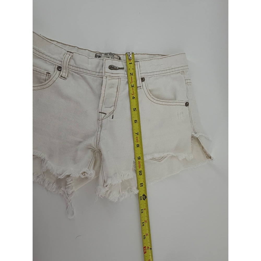 Free People Cream Denim Cutoff Shorts Size 24 Distressed Raw Hem Boho Festival - Picture 8 of 9